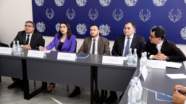 Министры внутренних дел Арпине Саргсян и ВПК Мхитар Айрапетян обсудили возможности внедрения отечественных технологических решений в систему МВД (4 июля 2026). Еревaн - Sputnik Армения