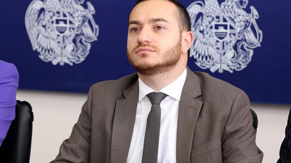 Министры внутренних дел Арпине Саргсян и ВПК Мхитар Айрапетян обсудили возможности внедрения отечественных технологических решений в систему МВД (4 июля 2026). Еревaн - Sputnik Армения
