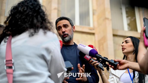 Арам Вардеванян отвечает на вопросы журналистов после оглашения вердикта Конституционного суда (4 июля 2026). Еревaн - Sputnik Армения