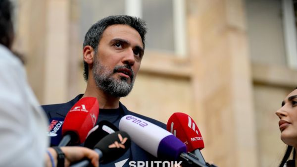 Арам Вардеванян отвечает на вопросы журналистов после оглашения вердикта Конституционного суда (4 июля 2026). Еревaн - Sputnik Армения