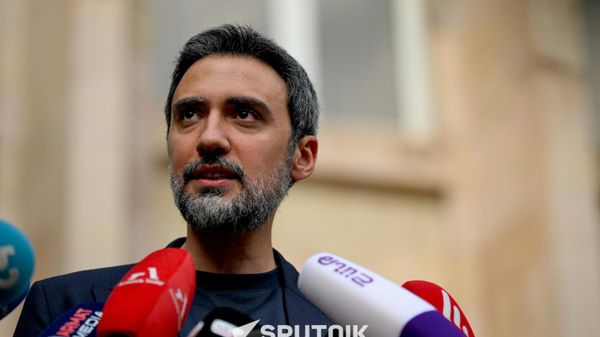 Арам Вардеванян отвечает на вопросы журналистов после оглашения вердикта Конституционного суда (4 июля 2026). Еревaн - Sputnik Армения
