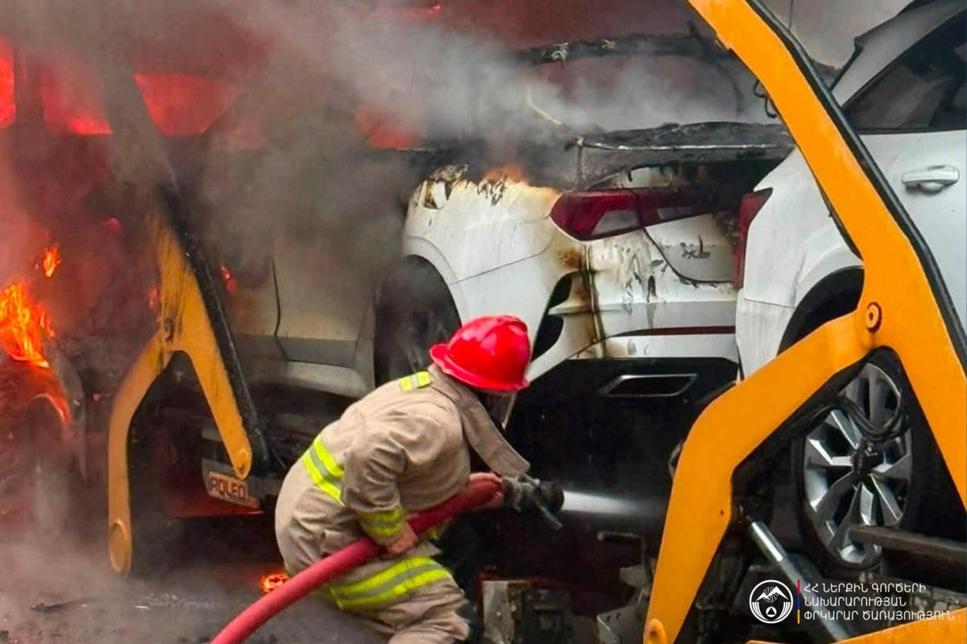 Пожарный тушит загоревшийся автовоз с автомобилями на трассе, ведущей в Верин-Хотанан (4 июля 2026). Сюник - Sputnik Արմենիա, 1920, 05.07.2026
