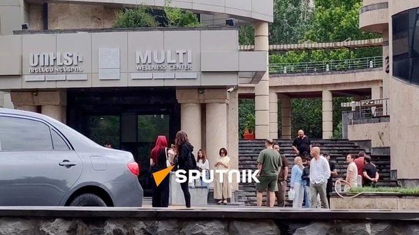 Люди стоят у здания Multi Welness Center (6 июля 2026). Еревaн - Sputnik Армения