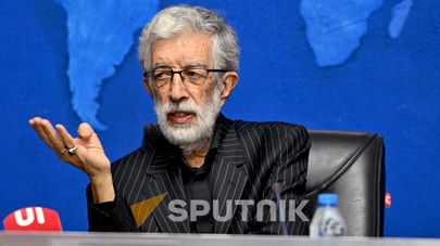 Тесть верховного лидера Ирана и экс-спикер парламента  Голамали Хаддад Адель на пресс-конференции (6 июля 2026). Тегеран
