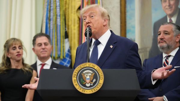 Президент США Дональд Трамп выступает после звонка в колокол, возвещающий об открытии торгов на Нью-Йоркской фондовой бирже (6 июля 2026). Вашингтон - Sputnik Армения