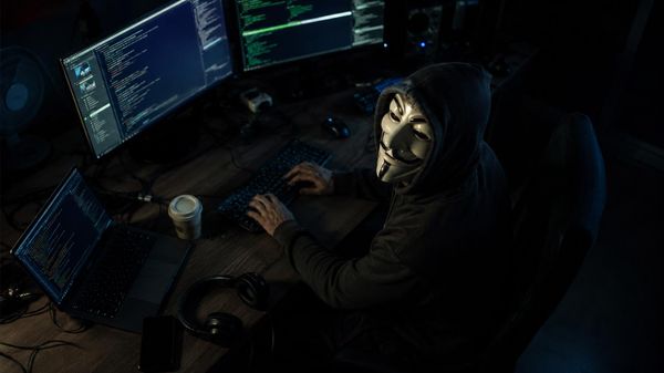 Сгенерированное ИИ изображение: хакер у компьютера - Sputnik Армения
