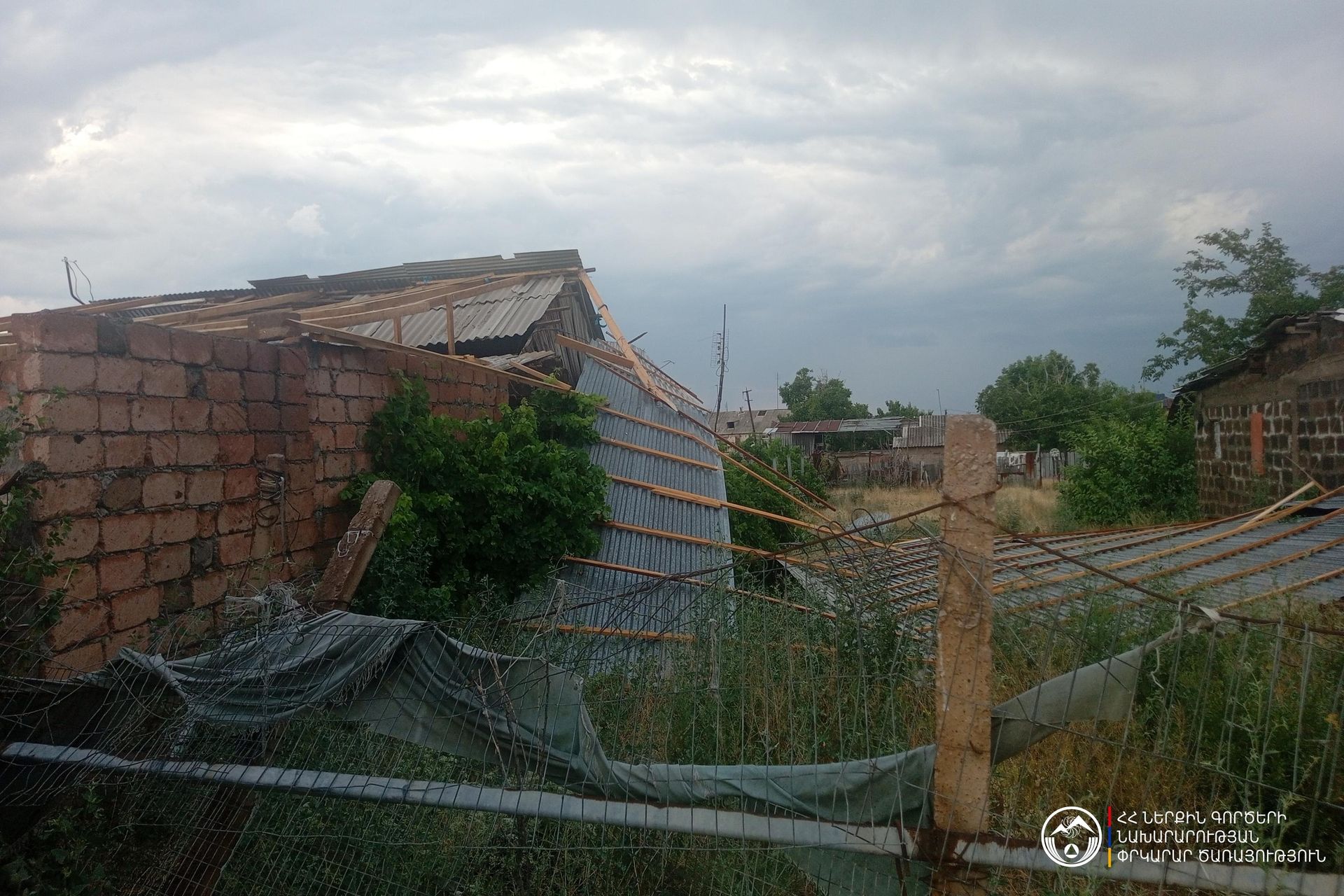 Повреждения вследствие сильного ветра в районах Армавир, Лори, Котайк и Тавуш (7 июля 2026). Армения - Sputnik Արմենիա, 1920, 07.07.2026
