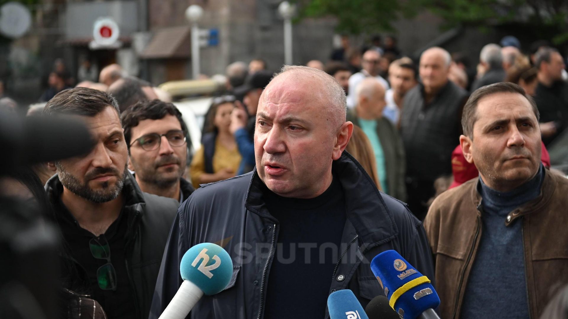 Андраник Теванян отвечает на вопросы журналистов во время предвыборного марша партии Процветающая Армения (21 мая 2026). Еревaн - Sputnik Армения, 1920, 07.07.2026