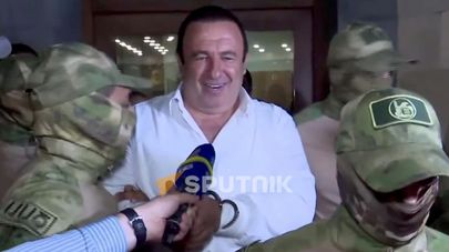 Гагик Царукян покидает здание Следственного комитета (6 июля 2026). Еревaн