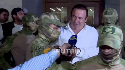 Гагик Царукян покидает здание Следственного комитета (6 июля 2026). Еревaн