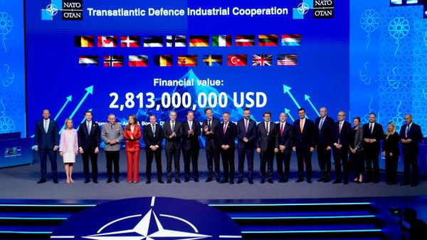 Генеральный секретарь НАТО Марк Рютте с министрами обороны стран НАТО и представителями оборонной промышленности во время Форума оборонной промышленности НАТО на саммите НАТО в Анкаре (7 июля 2026). Турция - Sputnik Армения