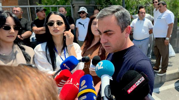 Ишхан Сагателян общается с прессой у здания суда, где началось заседание по избранию меры пресечения Гагику Царукяну (7 июля 2026). Еревaн - Sputnik Армения