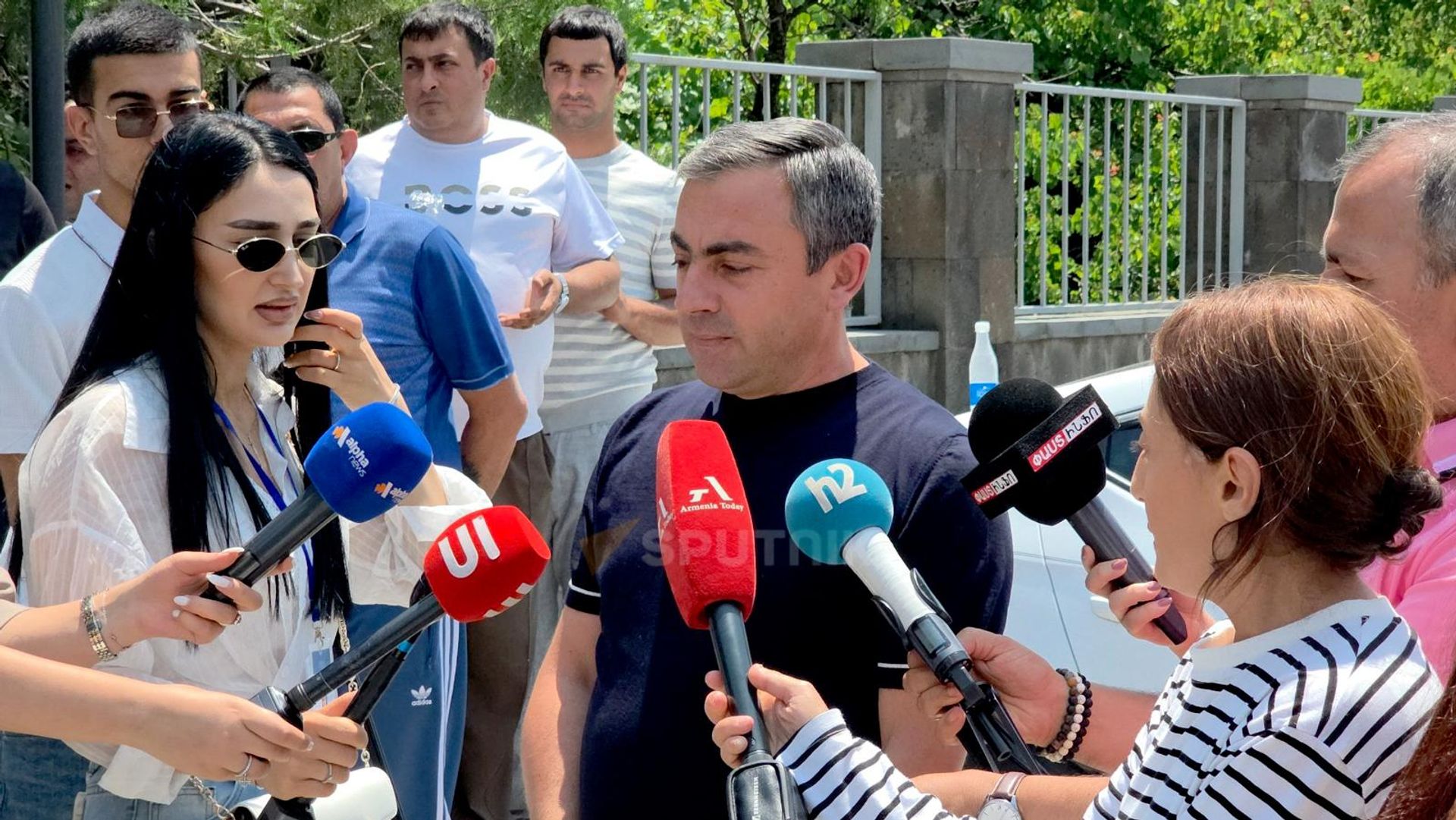 Ишхан Сагателян общается с прессой у здания суда, где началось заседание по избранию меры пресечения Гагику Царукяну (7 июля 2026). Еревaн - Sputnik Армения, 1920, 07.07.2026