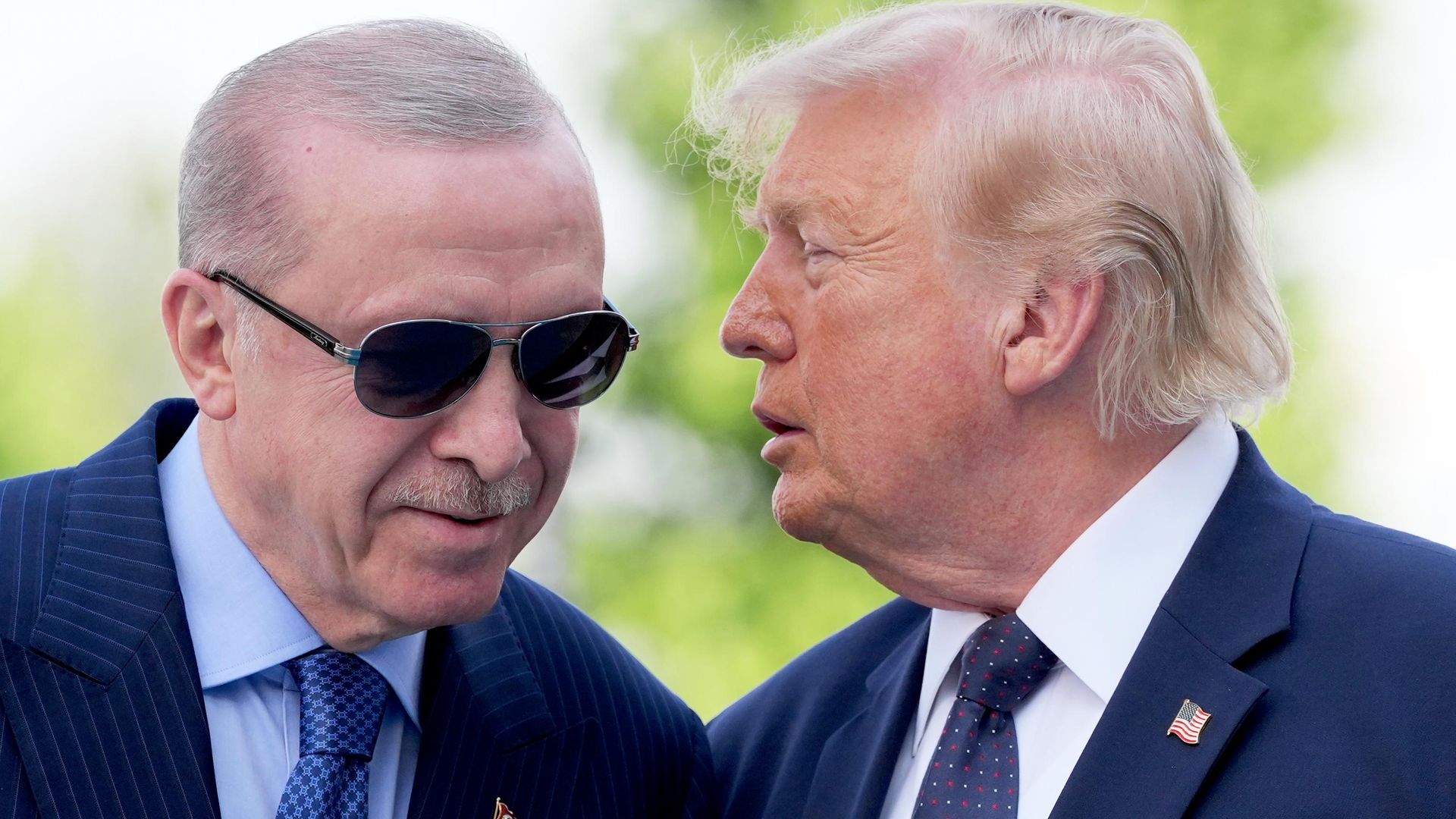 Президент Дональд Трамп беседует с президентом Турции Реджепом Тайипом Эрдоганом по прибытии на официальную встречу в президентский дворец Бестепе во время саммита НАТО в Анкаре (7 июля 2026). Турция - Sputnik Армения, 1920, 07.07.2026
