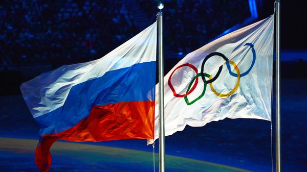 Поднятие российского флага во время церемонии закрытия XXII зимних Олимпийских игр в Сочи. - Sputnik Армения