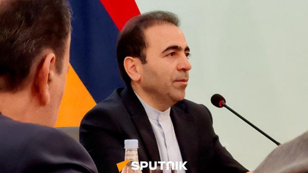 Посол Ирана Халил Ширголами во время пресс-конференции (8 июля 2026). Еревaн - Sputnik Армения