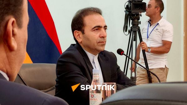 Посол Ирана Халил Ширголами во время пресс-конференции (8 июля 2026). Еревaн - Sputnik Армения