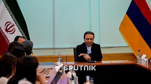 Посол Ирана Халил Ширголами во время пресс-конференции (8 июля 2026). Еревaн - Sputnik Армения