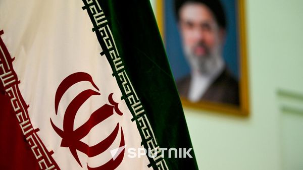 Флаг Ирана на фоне портрета аятоллы Сейеда Моджтабы Хосейни Хаменеи в посольстве Ирана в Армении - Sputnik Армения