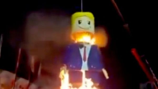 В иранском Мешхеде повесили и сожгли фигуру Трампа, собранную из гигантских кубиков LEGO - Sputnik Արմենիա