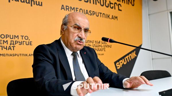 Хосров Арутюнян во время пресс-конференции по теме Поствыборной ситуация в Армении (10 июля 2026). Еревaн - Sputnik Армения