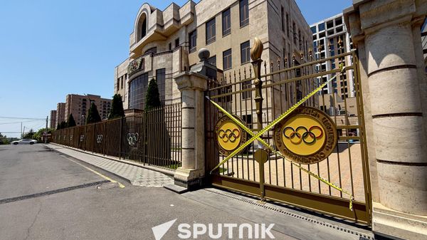 Запечатанные ворота и двери Спортивно-оздоровителюного центра Олимпаван - Sputnik Армения
