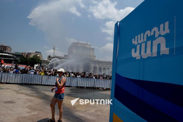 Женщина участвует в праздновании Вардавара в центре Еревана - Sputnik Армения