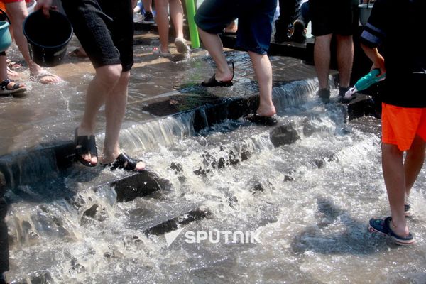Подступы к фантану на площади Республики превратились в водные каскады - Sputnik Армения