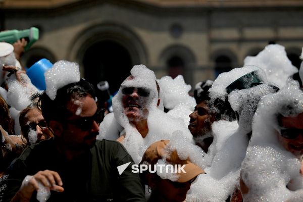 Многие жители и гости столицы покрылись пеной во время Вардавара - Sputnik Армения