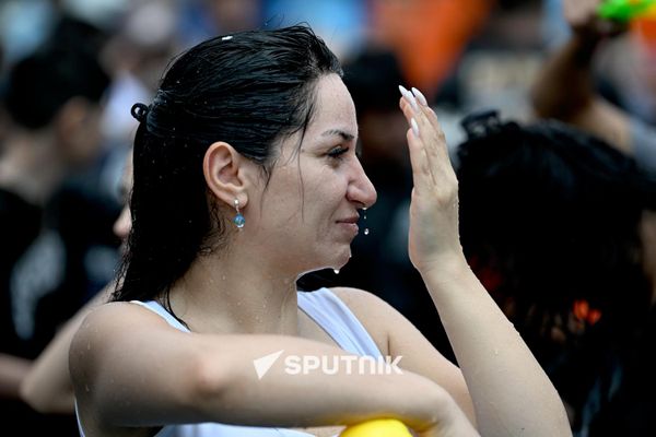 Молодую женщину облили во время празднования Вардавара - Sputnik Армения