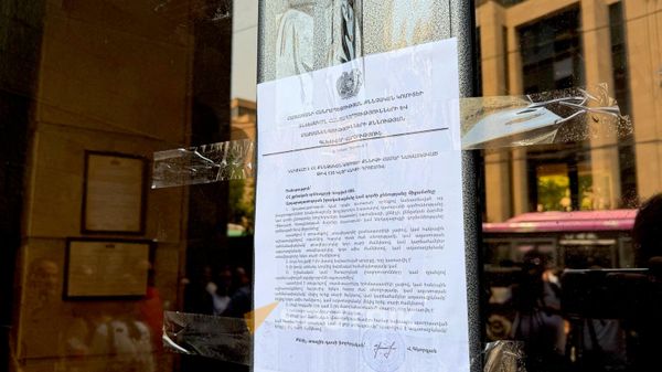 Опечатанная дверь одного из предприятий Гагика Царукяна (13 июля 2026). Еревaн - Sputnik Армения