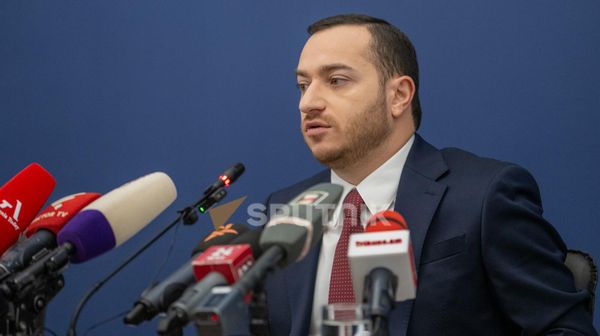 Министр высокотехнологической промышленности Мхитар Айрапетян во время пресс-конференции по итогам 2024 года (9 января 2025). Еревaн - Sputnik Армения
