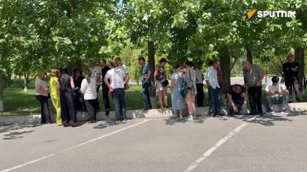 Сотрудники ресторанов и отелей сети Multi Grand проводят акцию протеста (13 июля 2026). Еревaн - Sputnik Армения