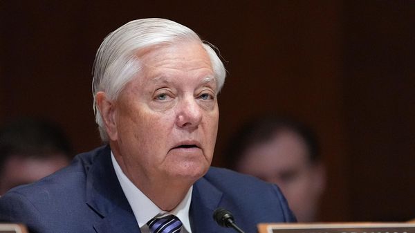 Сенатор Линдси Грэм, республиканец от Южной Каролины, задает вопросы министру обороны Питу Хегсету во время слушаний (12 мая 2026). Вашингтон - Sputnik Армения