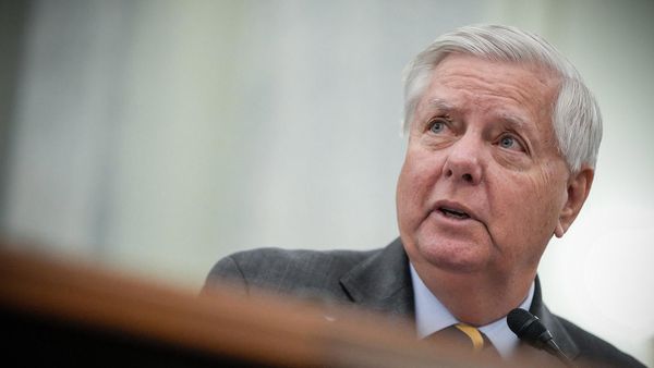 Сенатор США Линдси Грэм, республиканец от Южной Каролины, представляет исполняющего обязанности командующего Береговой охраной США (19 ноября 2025). Вашингтон - Sputnik Армения