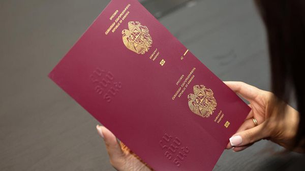 Делегация МВД РА во главе с министром Арпине Саркисян посетила нидерландскую компанию IN Groupe, где печатаются паспорта нового поколения - Sputnik Армения