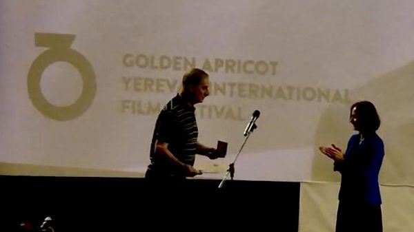 Французский актер и режиссер армянского происхождения Симон Абгарян получил золотую медаль Минобрнауки, культуры и спорта Армении. - Sputnik Армения
