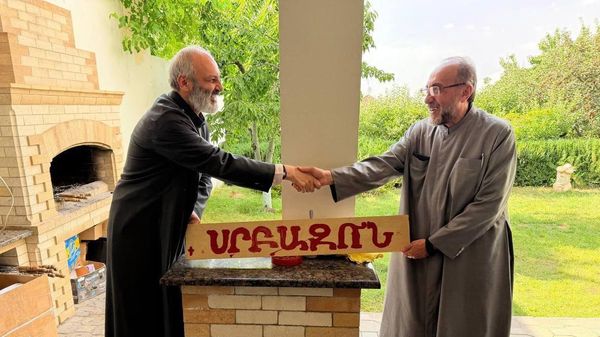 Архиепископ Микаел Аджапахян посетил Баграта Галстаняна, находящегося под домашним арестом - Sputnik Армения