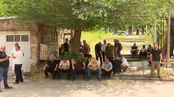 Сотрудники компании Мульти Стоун вновь вышли на акцию протеста у здания Котайкского областного управления Следственного комитета. - Sputnik Армения