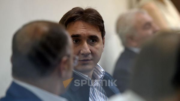 Армен Геворгян беседует с Сейраном Оганяном перед началом судебного заседания по делу 1 марта (17 сентября 2019). Еревaн - Sputnik Армения