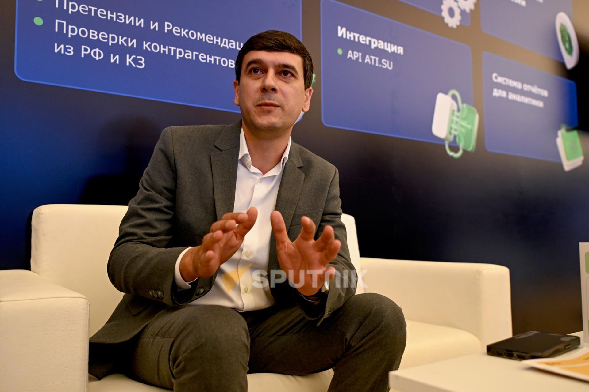 Директор представительства ATI.SU в Армении Сергей Мкртчян на полях eLogiFest 2026 (17 июля 2026). Еревaн Директор представительства ATI.SU в Армении Сергей Мкртчян на полях eLogiFest 2026 (17 июля 2026). Еревaн - Sputnik Армения, 1920, 17.07.2026