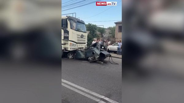 Крупная авария в Ереване: столкнулись грузовик и три легковушки Крупная авария в Ереване: столкнулись грузовик и три легковушки - Sputnik Армения