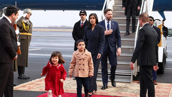 Вице-президент США Джей Ди Вэнс, вторая леди Уша Вэнс и их дети Мирабель и Вивек выходят из самолета Air Force Two по прибытии в Армению (9 февраля 2026). Еревaн - Sputnik Արմենիա