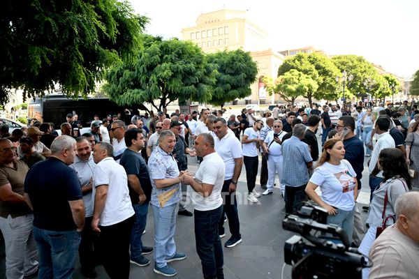 Акция протеста рыбоводов на площади Республики (21 июля 2026). Еревaн Акция протеста рыбоводов на площади Республики (21 июля 2026). Еревaн - Sputnik Армения