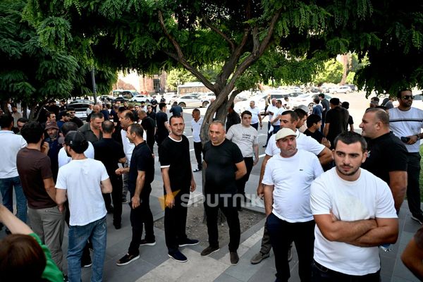 Акция протеста рыбоводов на площади Республики (21 июля 2026). Еревaн Акция протеста рыбоводов на площади Республики (21 июля 2026). Еревaн - Sputnik Армения