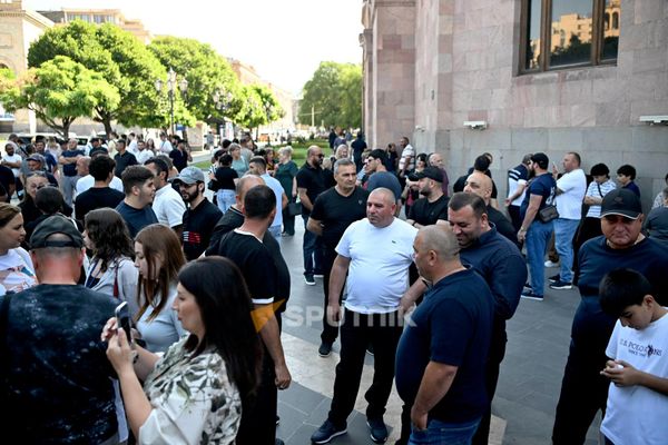 Акция протеста рыбоводов на площади Республики (21 июля 2026). Еревaн Акция протеста рыбоводов на площади Республики (21 июля 2026). Еревaн - Sputnik Армения