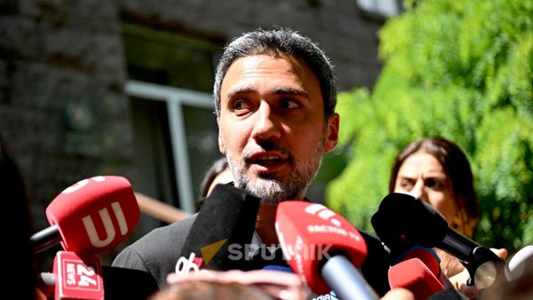 Адвокат Арам Вардеванян общается с прессой (21 июля 2026). Еревaн - Sputnik Արմենիա