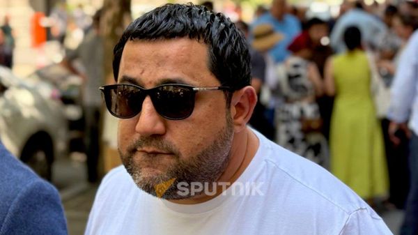 Адвокат Эмин Хачатрян отвечает на вопросы журналистов у здания СК (21 июля 2026). Еревaн - Sputnik Армения