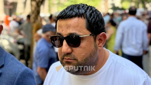 Адвокат Эмин Хачатрян отвечает на вопросы журналистов у здания СК (21 июля 2026). Еревaн - Sputnik Армения