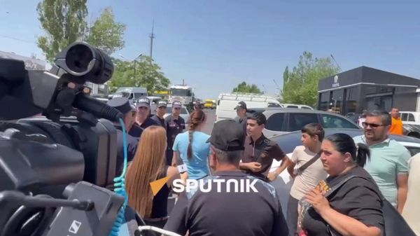 «Ճամփա փակելը մոռացեք». ոստիկանության աշխատակիցներն «Առինջ մոլի» աշխատակիցներին հորդորում են իրենց բողոքն արտահայտել այլ տարբերակով - Sputnik Արմենիա